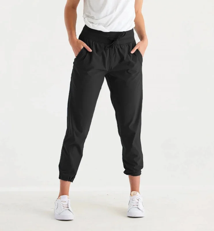 Breeze Cropped Pants In Black